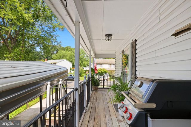 5570 SAINT CHARLES DR, Woodbridge, VA 22193