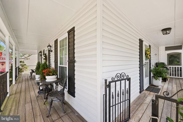 5570 SAINT CHARLES DR, Woodbridge, VA 22193