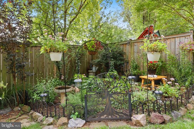 5570 SAINT CHARLES DR, Woodbridge, VA 22193
