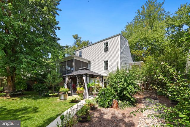 5570 SAINT CHARLES DR, Woodbridge, VA 22193