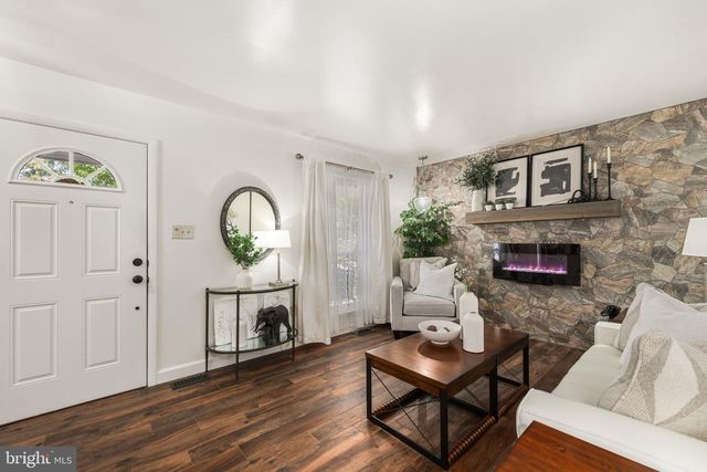 5570 SAINT CHARLES DR, Woodbridge, VA 22193
