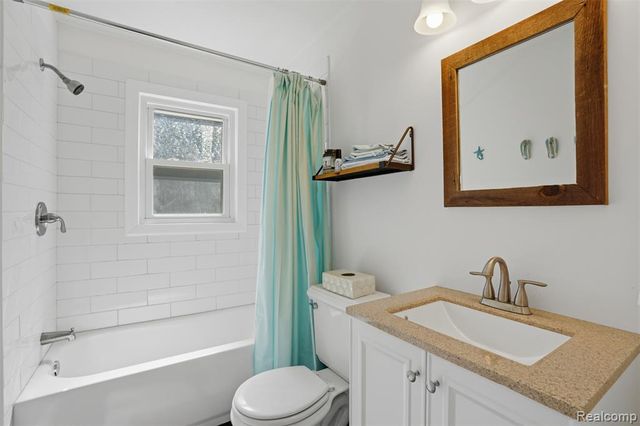 425 W Caroline Street, Fenton, MI 48430