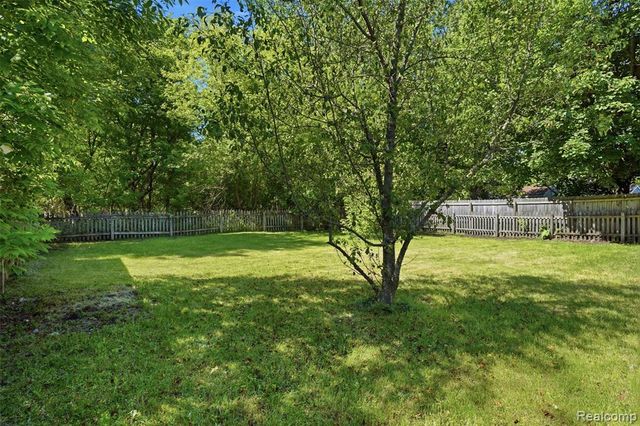 425 W Caroline Street, Fenton, MI 48430