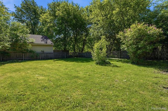 425 W Caroline Street, Fenton, MI 48430