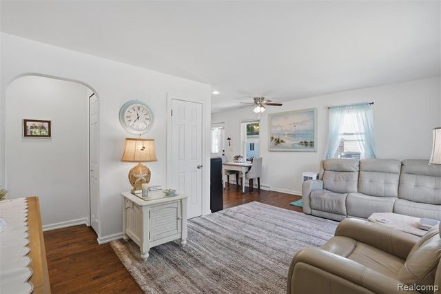 425 W Caroline Street, Fenton, MI 48430