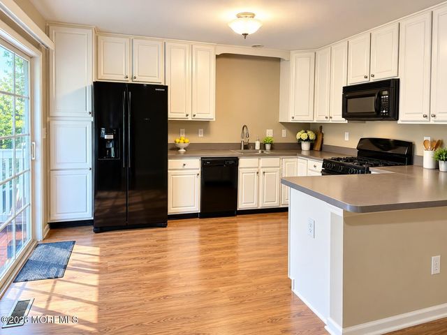 35 Ironwood Court, Middletown, NJ 07748