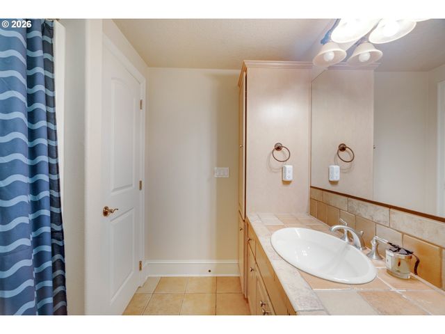 4798 AUBURN Ln, Lake Oswego, OR 97035