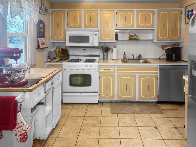 60 Wethersfield Rd, Bellingham, MA 02019