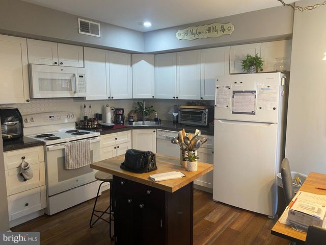 305 BRIGHTON CT, Sicklerville, NJ 08081