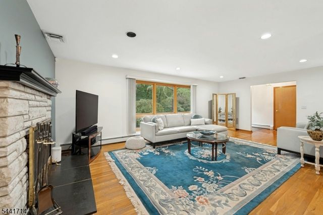 350 Greenbrier Ct, Mountainside Boro, NJ 07092