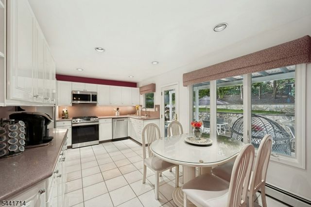 350 Greenbrier Ct, Mountainside Boro, NJ 07092