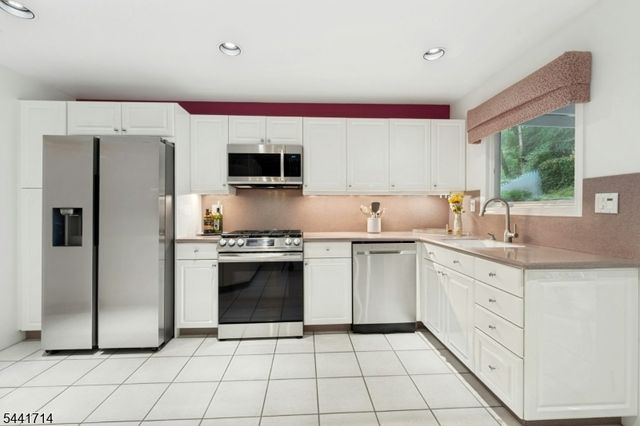350 Greenbrier Ct, Mountainside Boro, NJ 07092
