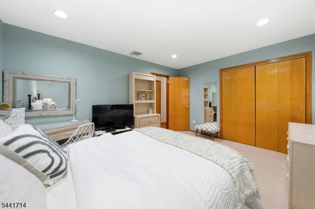 350 Greenbrier Ct, Mountainside Boro, NJ 07092