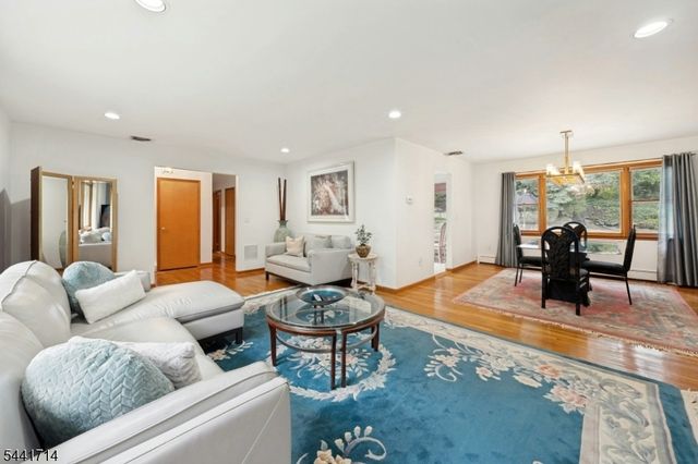 350 Greenbrier Ct, Mountainside Boro, NJ 07092