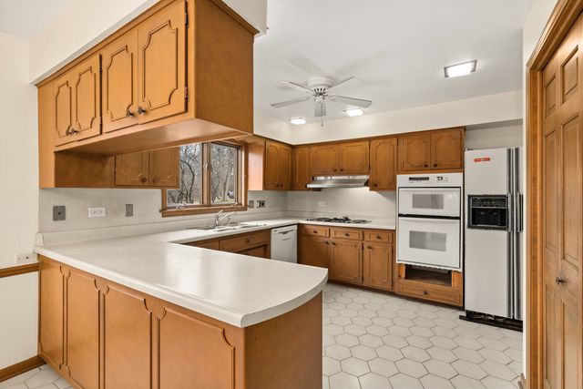 30 Strauss Lane, Olympia Fields, IL 60461