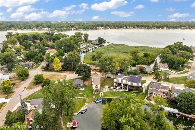 1025 Otter Avenue, Waterford, MI 48328