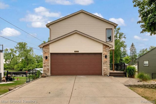 1025 Otter Avenue, Waterford, MI 48328