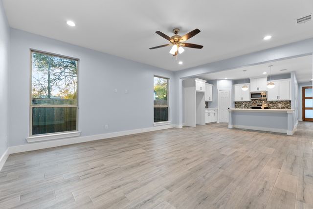 520 E 5TH Street, Bonham, TX 75418