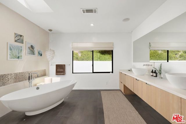 16957 Mooncrest Drive, Encino (los Angeles), CA 91436