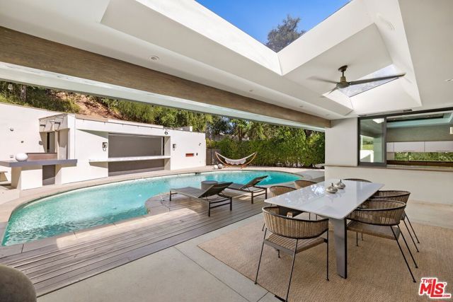 16957 Mooncrest Drive, Encino (los Angeles), CA 91436