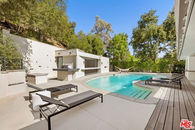 16957 Mooncrest Drive, Encino (los Angeles), CA 91436