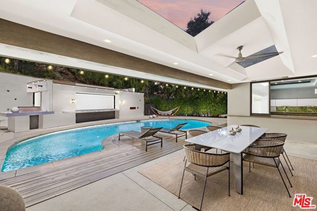 16957 Mooncrest Drive, Encino (los Angeles), CA 91436