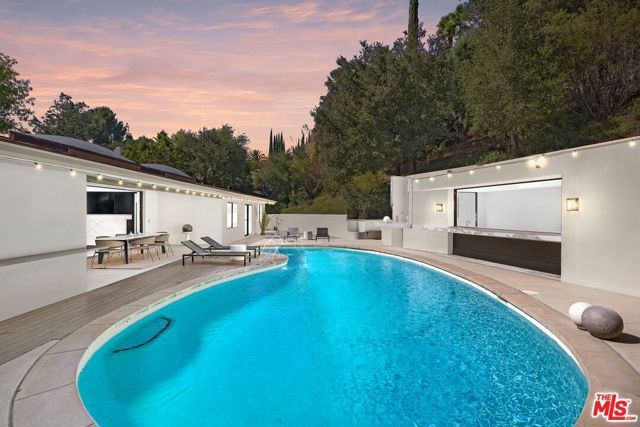16957 Mooncrest Drive, Encino (los Angeles), CA 91436