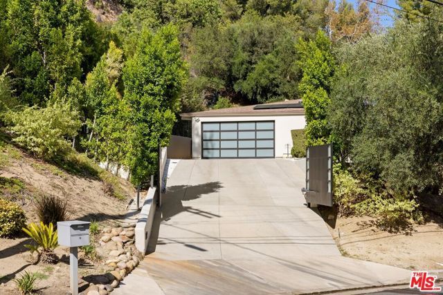 16957 Mooncrest Drive, Encino (los Angeles), CA 91436