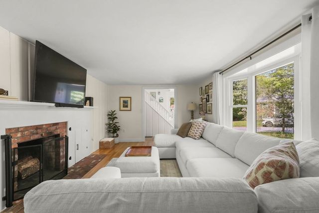 2 Pine Needle Ln, Plymouth, MA 02360
