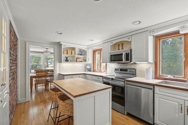 2 Pine Needle Ln, Plymouth, MA 02360