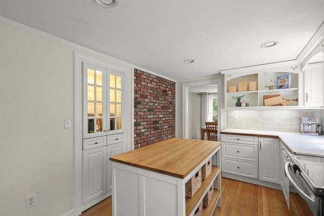 2 Pine Needle Ln, Plymouth, MA 02360