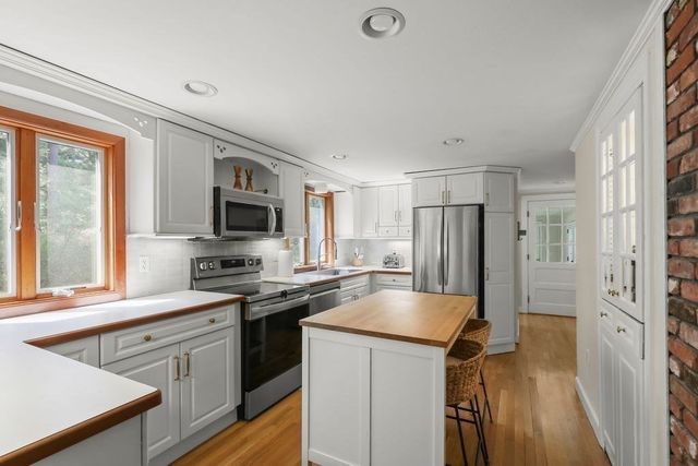 2 Pine Needle Ln, Plymouth, MA 02360