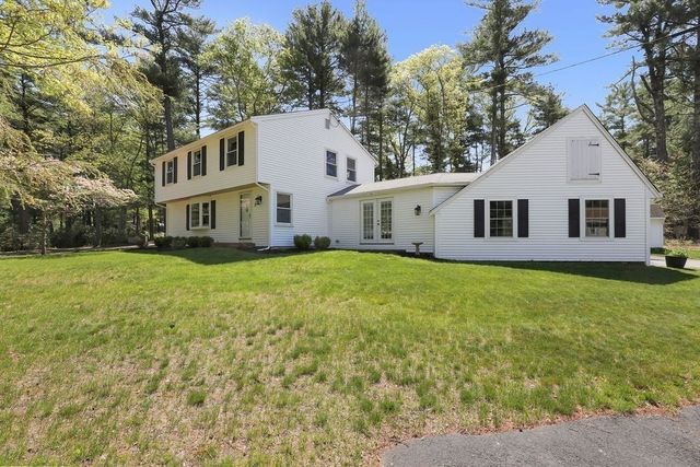 2 Pine Needle Ln, Plymouth, MA 02360