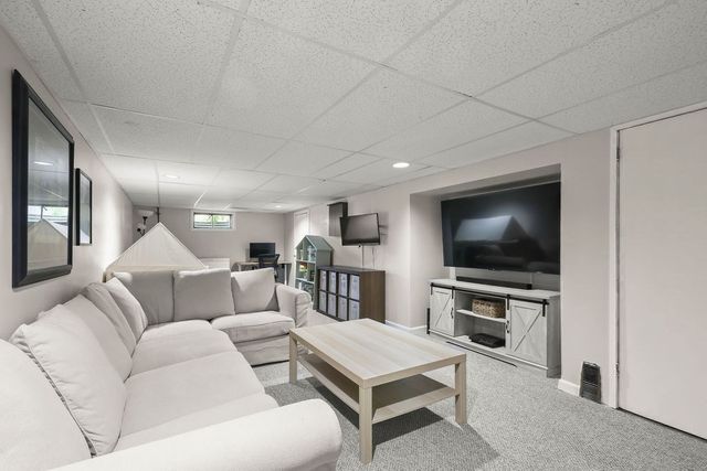 2 Pine Needle Ln, Plymouth, MA 02360