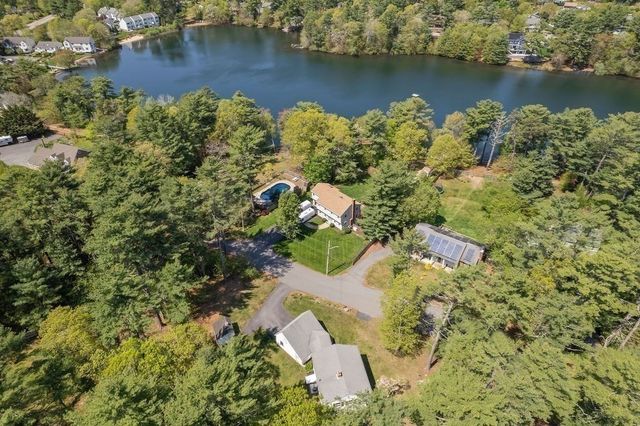 2 Pine Needle Ln, Plymouth, MA 02360