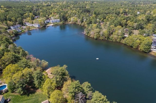 2 Pine Needle Ln, Plymouth, MA 02360