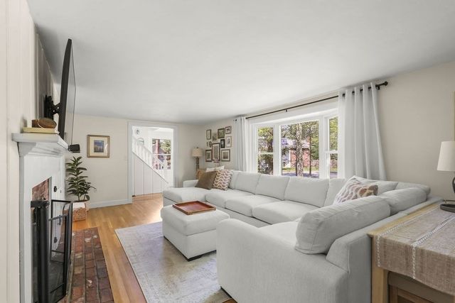 2 Pine Needle Ln, Plymouth, MA 02360