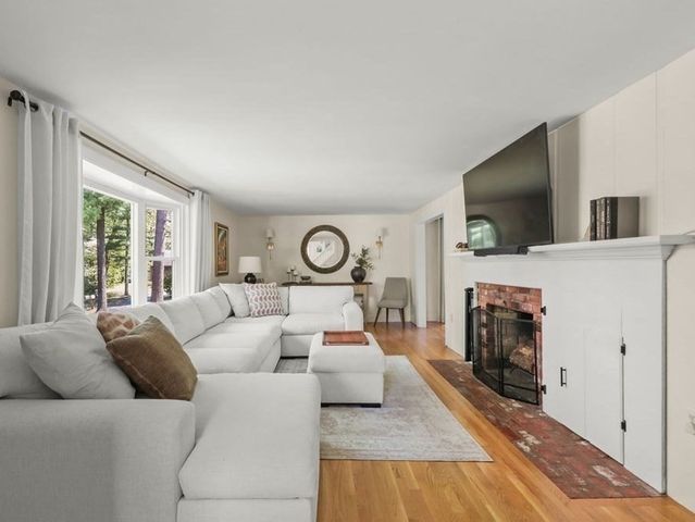 2 Pine Needle Ln, Plymouth, MA 02360