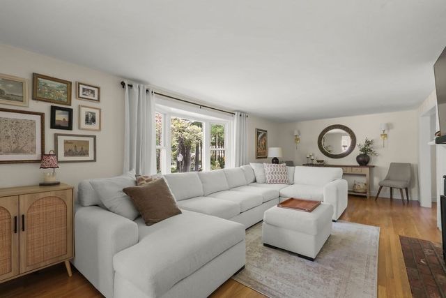 2 Pine Needle Ln, Plymouth, MA 02360