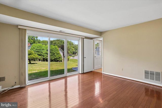 5401 AMBERWOOD LN, Rockville, MD 20853