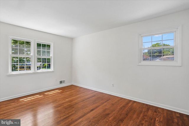 5401 AMBERWOOD LN, Rockville, MD 20853
