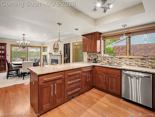 1949 Canary Court, Troy, MI 48084