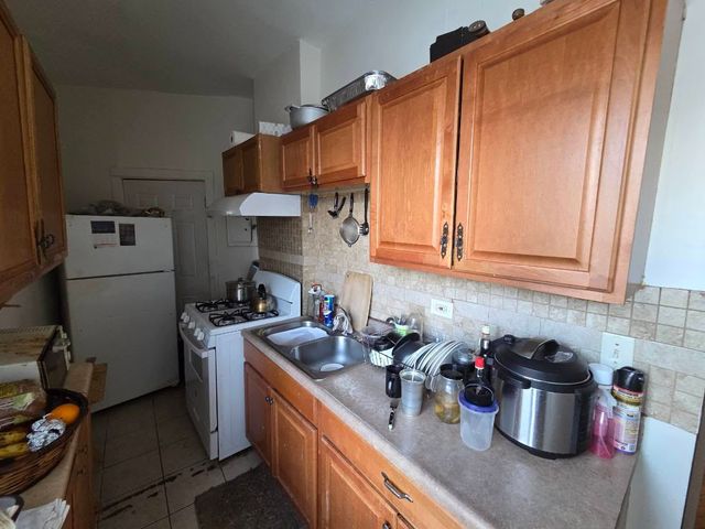 7547 N Rogers Avenue, Chicago, IL 60626