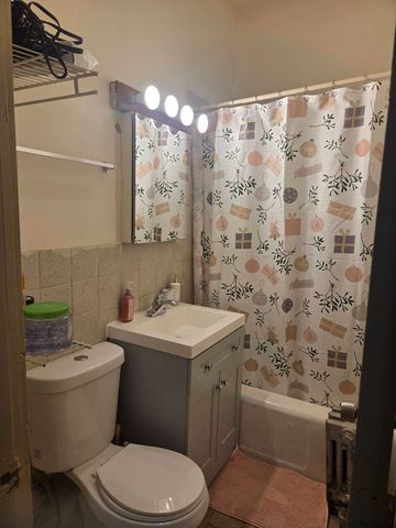 7547 N Rogers Avenue, Chicago, IL 60626