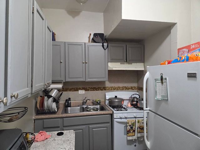 7547 N Rogers Avenue, Chicago, IL 60626