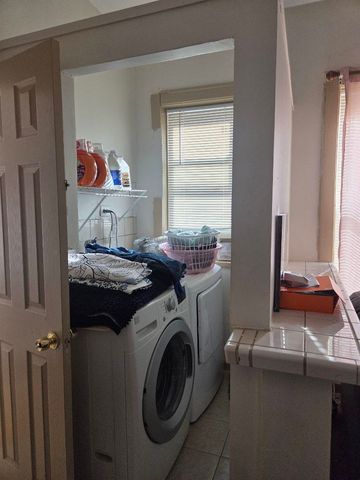 7547 N Rogers Avenue, Chicago, IL 60626