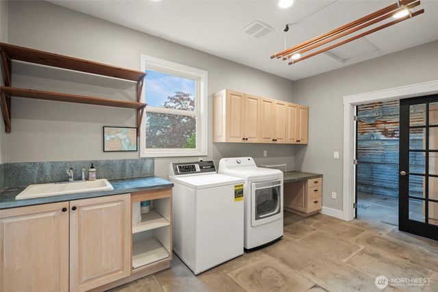 5663 S Campbell Lake Road, Anacortes, WA 98221