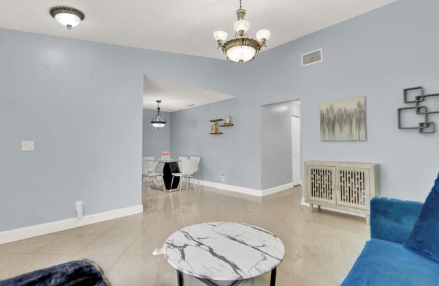 5272 Bosque Lane 31, West Palm Beach, FL 33415