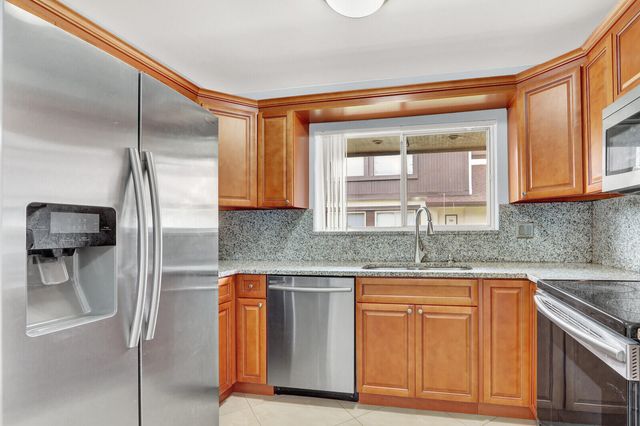 5272 Bosque Lane 31, West Palm Beach, FL 33415