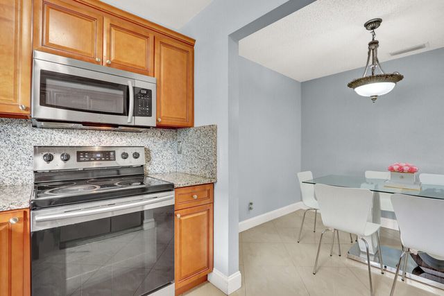 5272 Bosque Lane 31, West Palm Beach, FL 33415